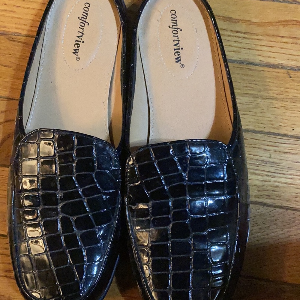 Black Comfortview shoes.